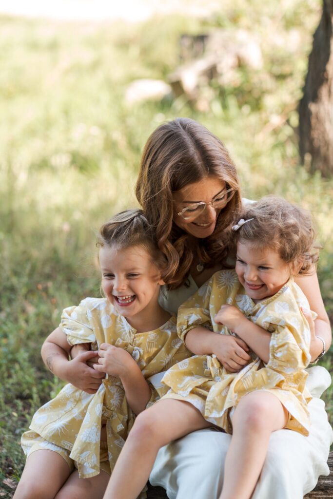 Larissa und Moritz mit ihren 3 Kids