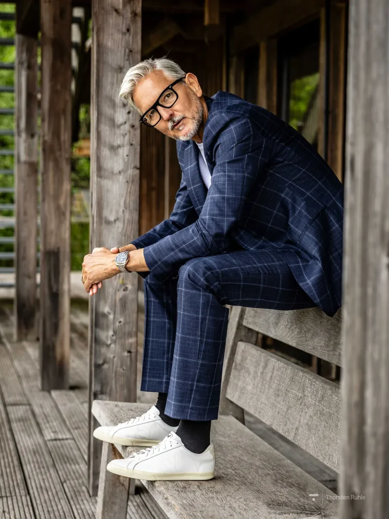 Eleganter älterer Mann im blauen Anzug draußen