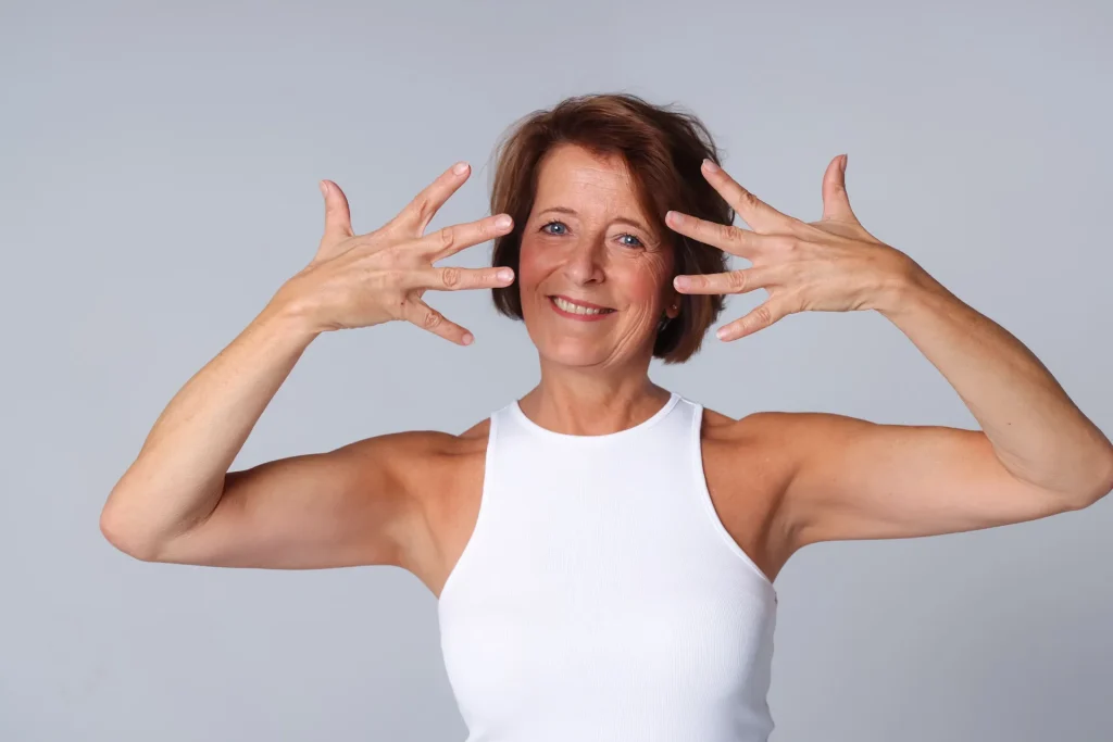 Anja Gilly Pola - Hands out