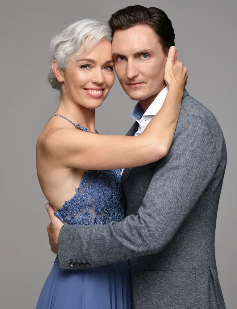 Elegant gekleidetes Paar umarmt sich im Studio
