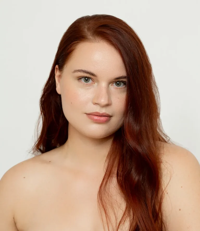 Porträt einer Frau mit langen roten Haaren
