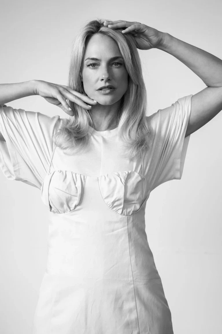 Schwarzweißporträt einer Frau im weißen Kleid