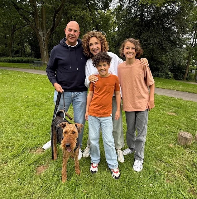 Familie mit Hund im grünen Park