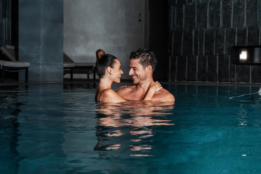 Paar umarmt sich im luxuriösen Innenpool