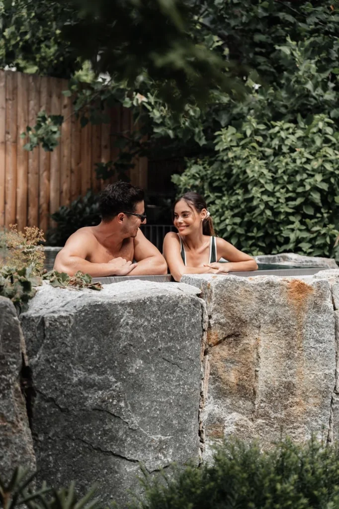 Paar entspannt im Outdoor-Whirlpool im Garten